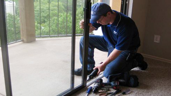 Sửa cửa nhôm kính chuyên nghiệp và nhanh chóng, giúp gia cố và gia tăng độ bền cho cửa sổ hay cửa ra vào nhà bạn. Hãy tham khảo hình ảnh sửa cửa nhôm kính trước và sau để tìm hiểu thêm.